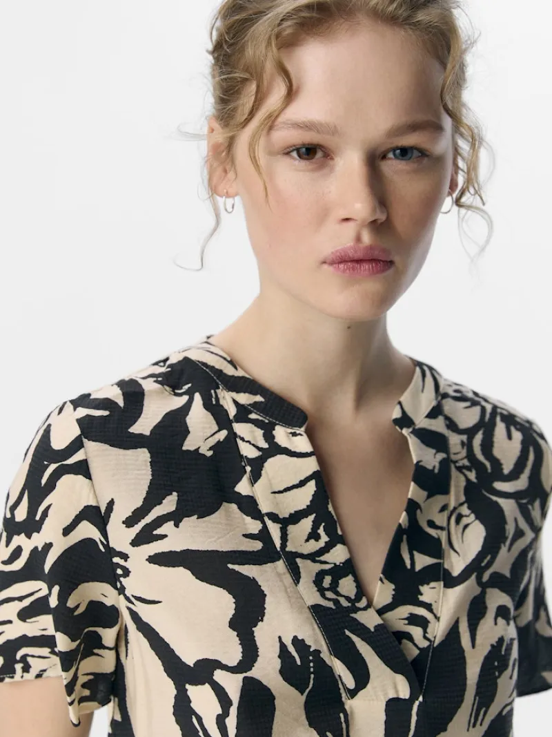 Object Blusen*OBJKARINA S/S RE V-NECK TOP NOOS sandshell1