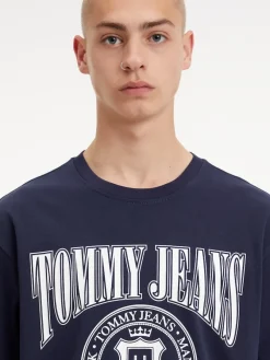 Tommy Jeans Shirts*TJM RLXD VARSITY LOGO TEE twilight navy