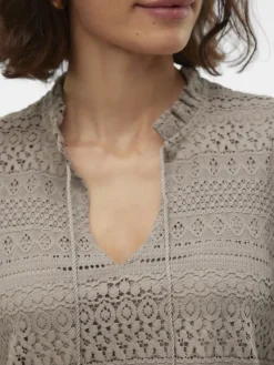 Vero Moda Blusen*VMHONEY LACE S/S TASSEL TOP WVN GA moon rock